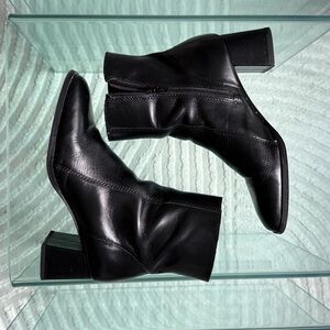 Simons Sleek Black Heeled Boots